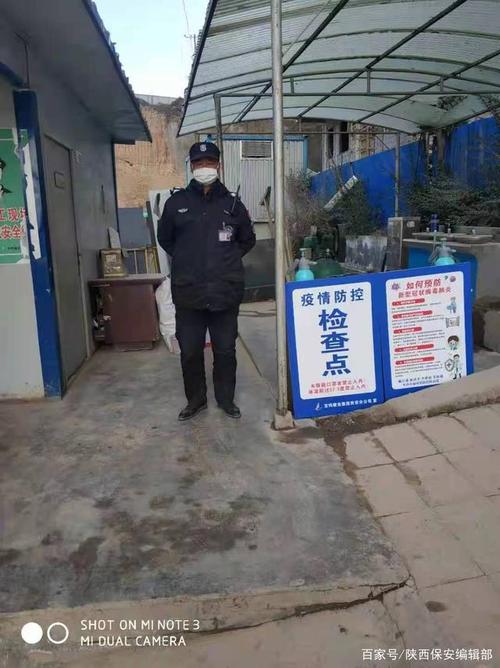 安排全面执勤点,疫情防控工作通知相关要求全员佩戴口罩酒精消毒液,对